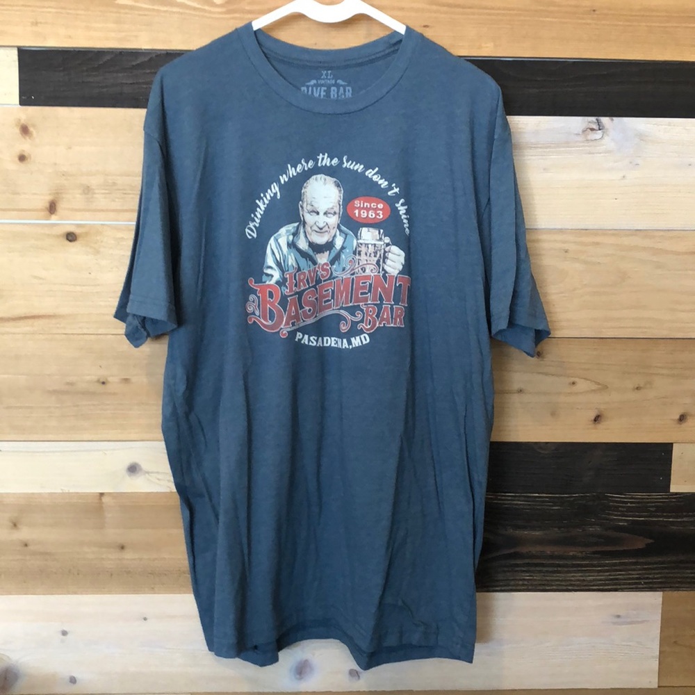 Men’s XL Dive Bar Shirt Club